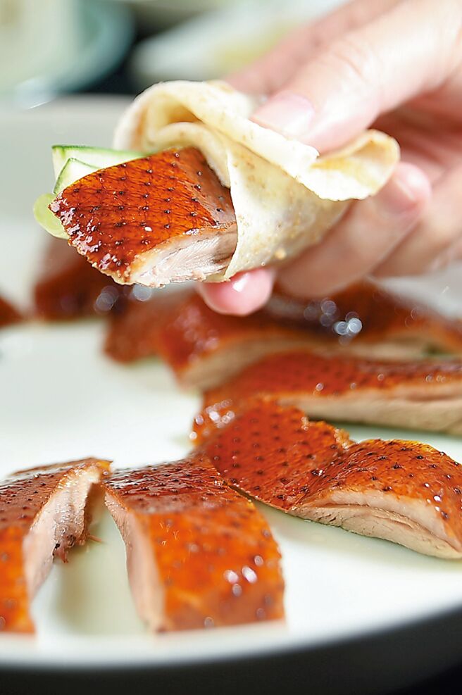 「屾淼苑」的「炉烤片皮鹅」第一吃「经典片皮鹅卷」，是以手工麦香饼皮包卷。图／姚舜