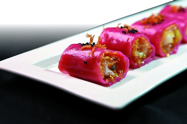 「春风如意肠粉」的肠粉皮是甜菜根汁染色，形色抢眼吸睛。图／姚舜