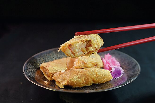 「屾淼苑」的「鸭肝鲜虾腐皮卷」，内馅以鲜虾浆为基底，包入鸭肝。图／姚舜