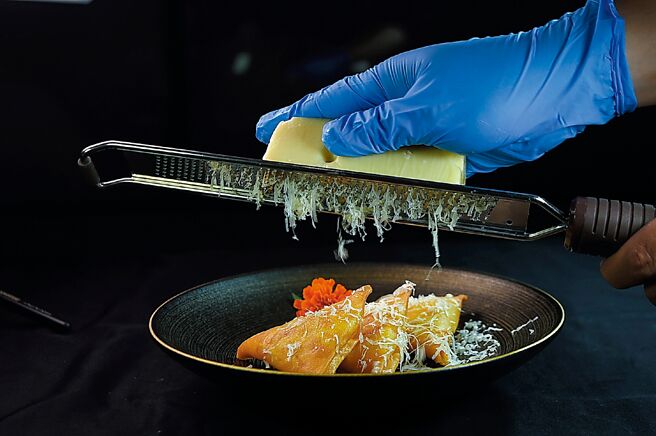 「落花飞雪燕窝盏」内馅有燕窝、蟹肉与虾浆，包入三角造型饼皮中油炸，上桌后现刨帕玛森起司，是一味贯东西的创意港点。图／姚舜