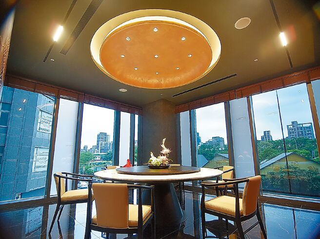 「屾淼苑」位在台北市中正区北平东路上，坐在二楼包厢，可欣赏华山大草原景致。图／姚舜