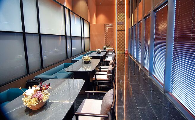 「屾淼苑」餐厅一楼可接待46位客人，将点茶、焚香、挂画、赏花元素融入设计。图／姚舜