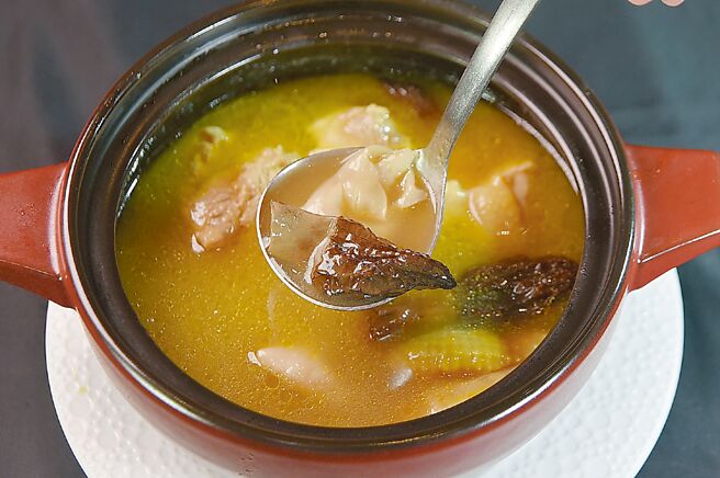 「砂锅羊肚菌花胶桶浓鸡汤」严选玉米鸡老母鸡，搭配赤肉、金华火腿、猪大骨与鸡骨长时间熬煮，加入糙米慢火共滚，汤头入口绵滑醇厚，内有羊肚菌与花胶桶，为高檔汤品。图／姚舜