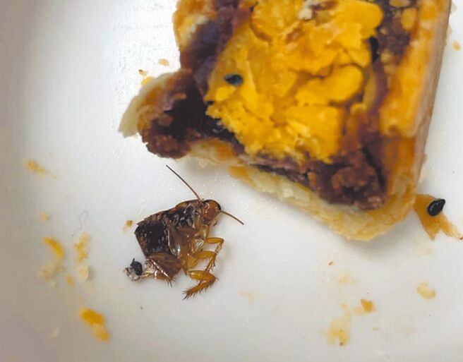 蔡女去年于脸书爆料，指称长辈吃了名店贩售的蛋黄酥内有蟑螂，遭业者提告诽谤、妨害信用罪，获不起诉。（摘自爆料公社）