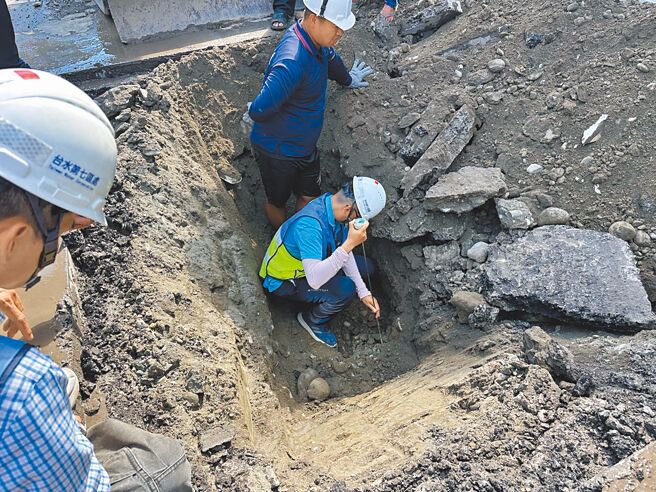 高雄凤山区18日无预警停水影响万名用户，自来水公司获报后在国泰路、瑞隆东路附近寻获漏水点，发现为1989年埋设的老旧钢管破裂导致漏水。（民眾提供／纪爰高雄传真）