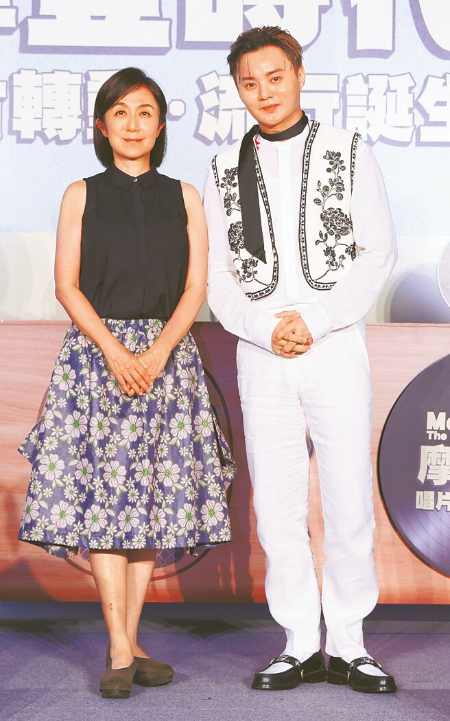 许富凯（右）和黄韵玲23日出席「摩登时代：唱片转动．流行诞生」开展记者会。 （陈俊吉摄）