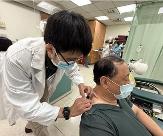 低頭滑太久、電腦看整天 醫示警：頸因性頭痛上身