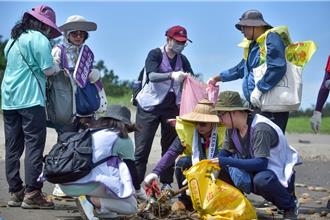 桃捷公司新屋海濱淨灘 推動ESG重視海洋生態環境保護