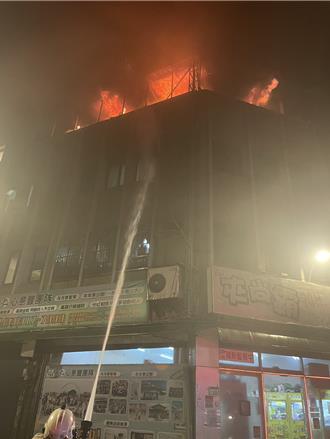 桃園夜市附近民宅凌晨竄火　頂樓神明廳成火海