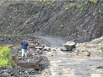 南投投89线爆发土石流 道路中断抢修中