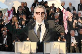 後台慶功到一半又得獎！巴西導演嚇傻：以為畫面重播