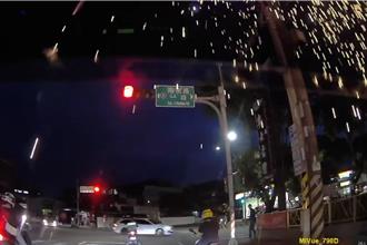 桃園蘆竹電桿爆出火花 騎士急忙閃避 台電曝主因