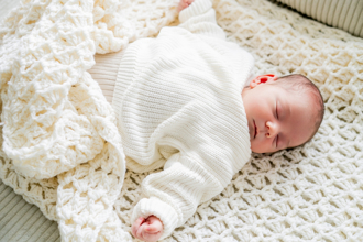 寶寶睡覺「眼珠掉出來」媽見監視器嚇瘋 42萬人爭睹