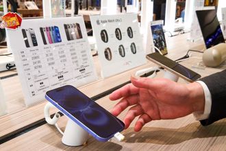 川普逼蘋果「美國製造」！新iPhone恐破10萬天價？分析師：寧可苦吞25％重稅