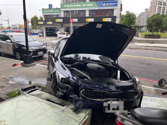 开车捡东西出意外！ 人行道电箱无辜遭撞毁