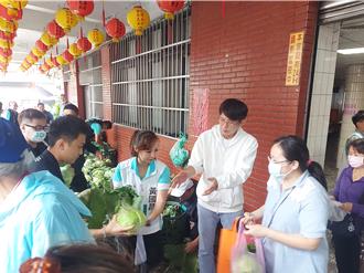 千顆高麗菜免費送 三重義天宮湧民眾力挺菜農行動