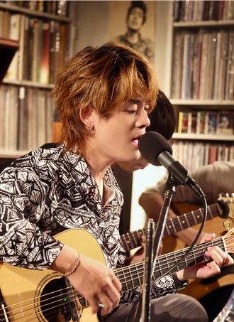 吴胤呈首次专场「她」压线抵达 周治平喊话邀当嘉宾