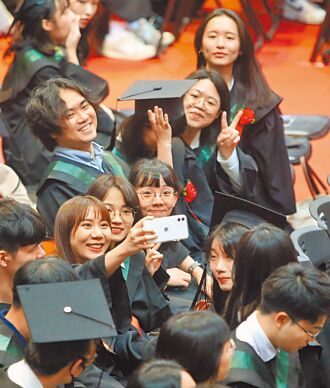 台大畢典 總統校友齊獻祝福