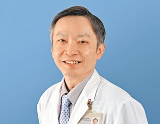 吴育弘细心判读切片 揪出细微病灶