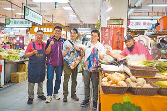 新北 環保局長逛市場 示範不塑愛地球