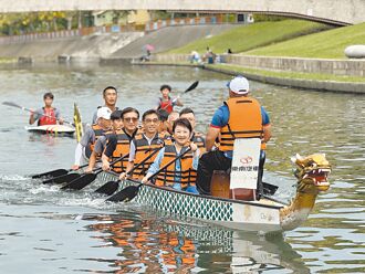 盧秀燕划龍舟初體驗 大讚好玩