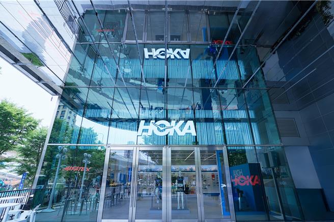 全台最大且同步全球店裝的全新「HOKA遠東Garden City門市」日前開幕。（HOKA提供／朱世凱台北傳真）