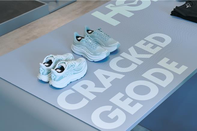 HOKA發表遠東Garden City門市獨賣款，包括「CRACKED GEODE系列」及頂級速度訓練鞋「MACH X 2」 。（HOKA提供／朱世凱台北傳真）