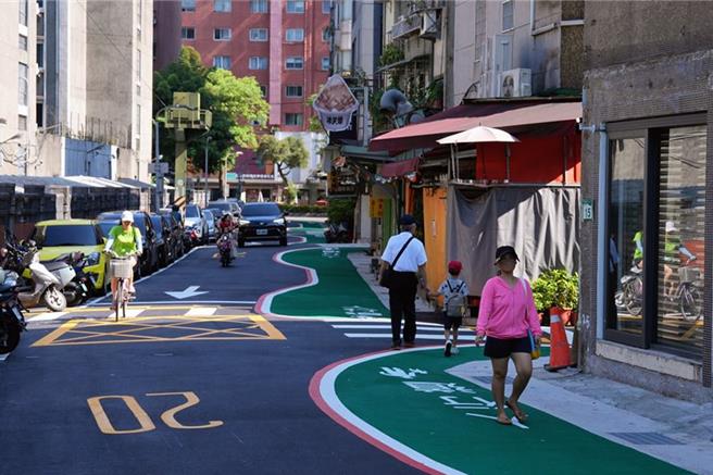 国民党北市议员秦慧珠发现，北市标线型人行道画设有问题，多处甚至在大马路口外推无防护情形，反倒让行人更危险。北市交通局表示会检讨改善。（本报资料照）