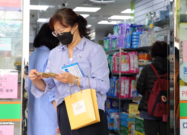 新冠疫情升溫，有家長抱怨藥局買不到快篩。（資料照）