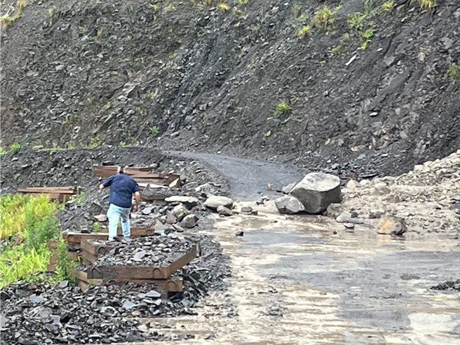 南投縣投89線力行產業道路15.8公里和18.5公里處25日上午傳出土石泥流災情，仁愛鄉公所獲報後已通知廠商上山處理，預計下午3、4點搶通。（民眾提供／潘虹恩南投傳真）