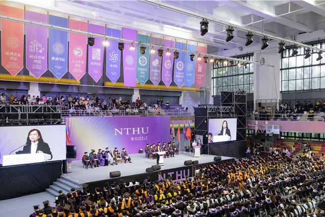 國立清華大學25日舉行畢業典禮，今年共有6463位畢業生，包括2532人獲頒學士學位、3579人獲頒碩士學位，352人取得博士學位。（清華提供／陳育賢新竹傳真）