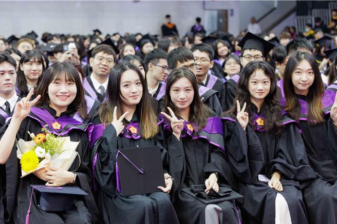 國立清華大學25日舉行畢業典禮，今年共有6463位畢業生，包括2532人獲頒學士學位、3579人獲頒碩士學位，352人取得博士學位。（清華提供／陳育賢新竹傳真）
