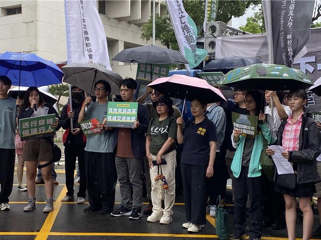 多個交通團體及網紅上午號召遊行，並提出駕駛人全面回訓、高齡換照改革、交通工程改善3大訴求。（陳祐誠攝）