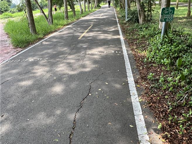 潭雅神綠園道出現龜裂、坑洞等現象。（李京昇攝）