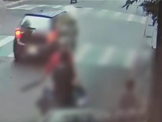 郑男不满被陈男喝斥，竟带着小朋友回家后拿出装在刀鞘内的开山刀重返文具店和郑男理论，过程中郑男拿着刀子挥舞，双方拉扯间郑男「宝刀出鞘」，被路过民眾目睹后吓坏报警。（翻摄画面）