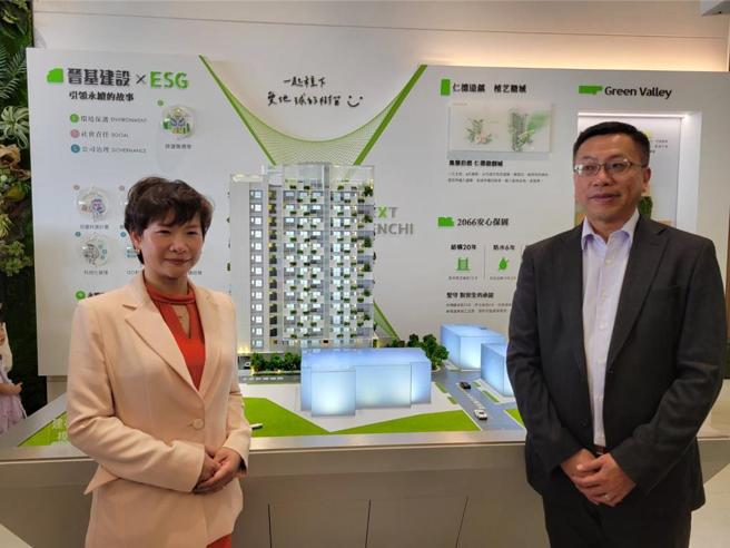 晋基建设董事长廖淑芬（左）和总经理陈仁昌（右）25日在「晋基森NEX伊水」首次开卖的合影。图／顏瑞田