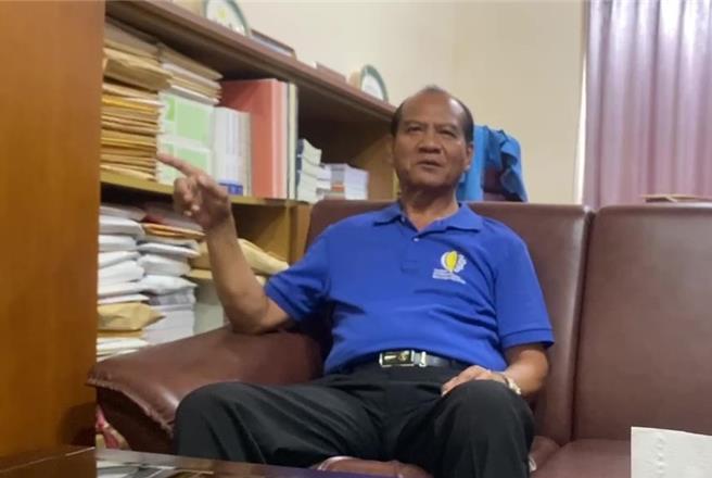 國民黨台東縣議員尤忠正今天參加「百工百業挺阿賓」活動中途受困電梯，所幸平安脫困。（讀者提供／蔡旻妤台東傳真）