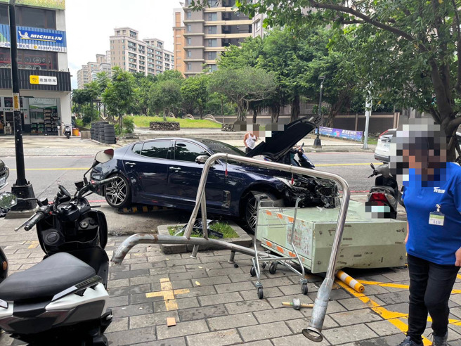 三重区五华街一名驾驶开车捡东西，导致车辆偏移撞上人行道上的电箱。（翻摄画面）