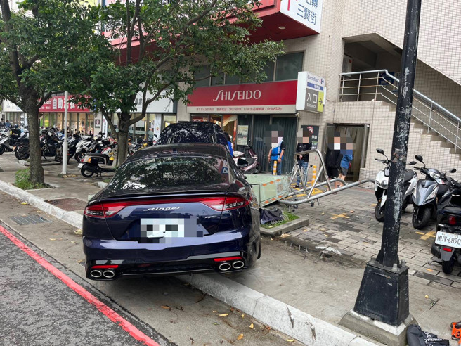 三重区五华街一名驾驶开车捡东西，导致车辆偏移撞上人行道上的电箱。（翻摄画面）