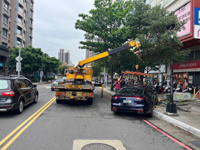 三重区五华街一名驾驶开车捡东西，导致车辆偏移撞上人行道上的电箱。（翻摄画面）