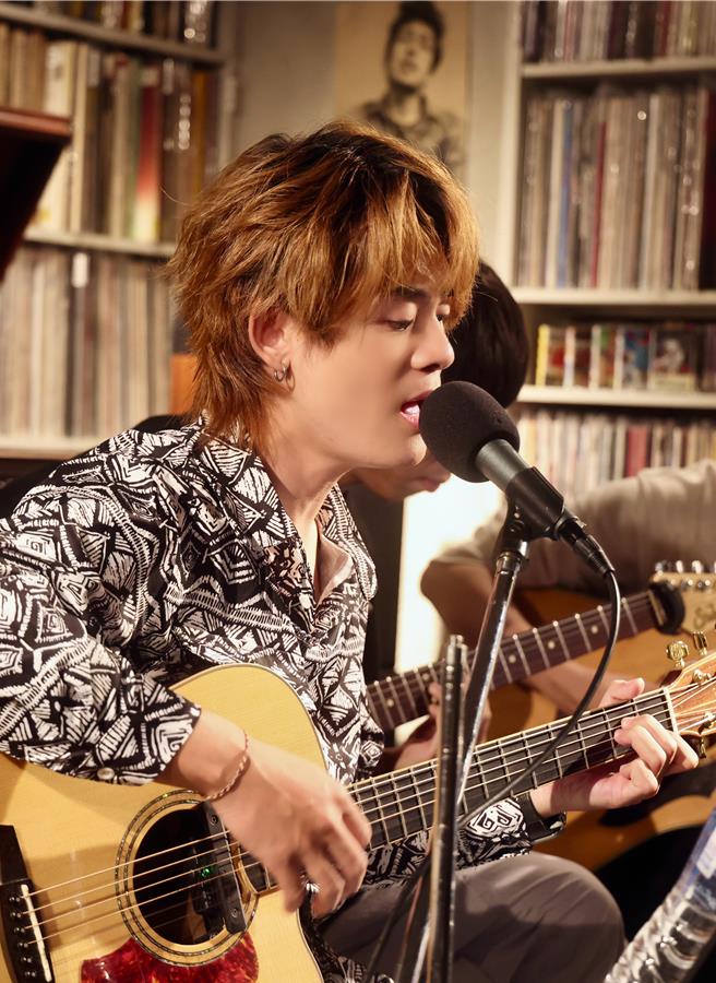 吳胤呈24日舉辦個人首場創作音樂分享會,嘉賓邀來恩師周治平。(尚時代文創娛樂提供)