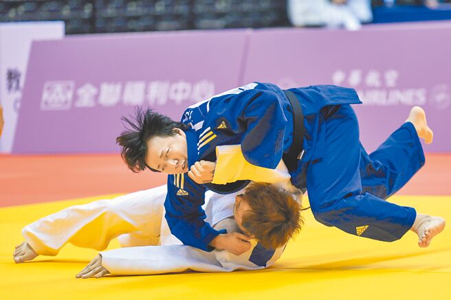 「金曲歌王」萧煌奇（上）带伤上阵，直落2顺利取得金牌。（郭吉铨摄）