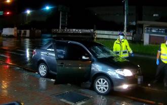 男人行道上遭撞卡車底 慘被拖行1公里！路人嚇壞敲窗求停下