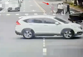 日籍男北市街头过马路 「粉色衣」怪女莫名出脚狠踹