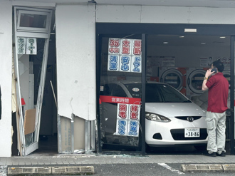 又是78歲！日翁倒車「油門踩太大力」　暴衝撞進洗衣店