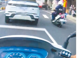 无照、持毒、闹区窜逃 连吃16罚单