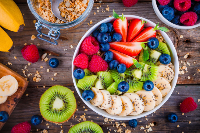 適量吃莓果、深綠色蔬菜，有助增加身體抗氧化能力，減少失智症的風險。（示意圖，Shutterstock／達志）