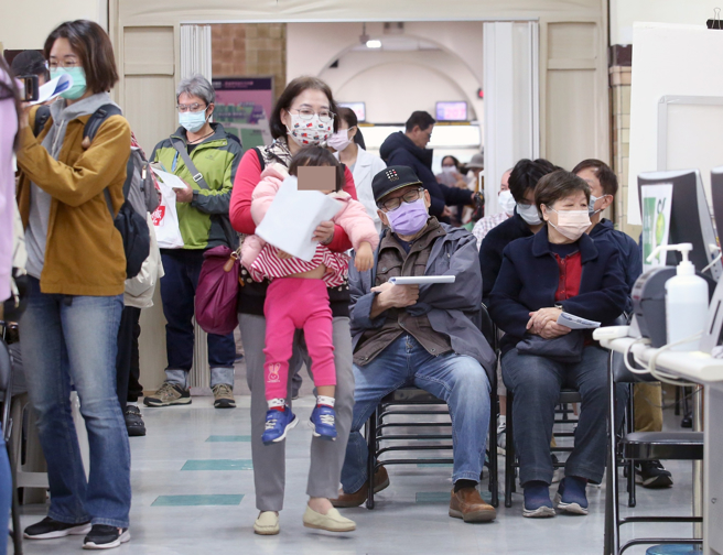 新冠疫情升溫，急門診就診人次增加。（示意圖，記者范揚光／攝影）