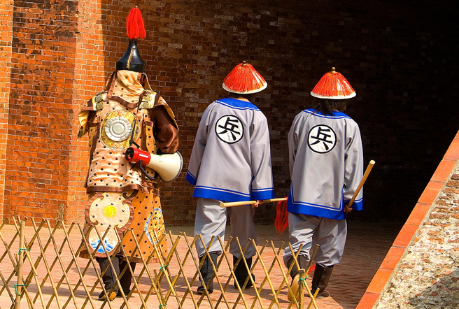 清朝軍服上有著「兵」、「勇」、「丁」、「卒」的字樣，代表著士兵所屬的軍種、任務與社會地位。（示意圖：Shutterstock／達志）