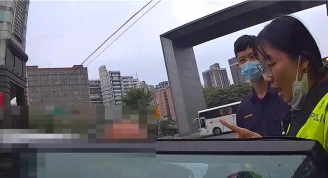 桃園市中壢區復興路25日下午有2名男子因僅僅300元的借款糾紛，2人在路邊發生口角，且有肢體衝突，遭警方依社維法開罰。（警方提供）